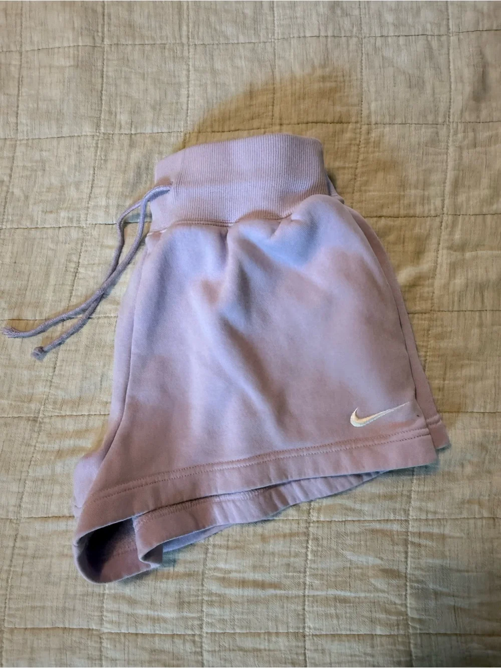 Nike Women's Light Lavender Athletic Shorts size Medium drawstring Swoosh